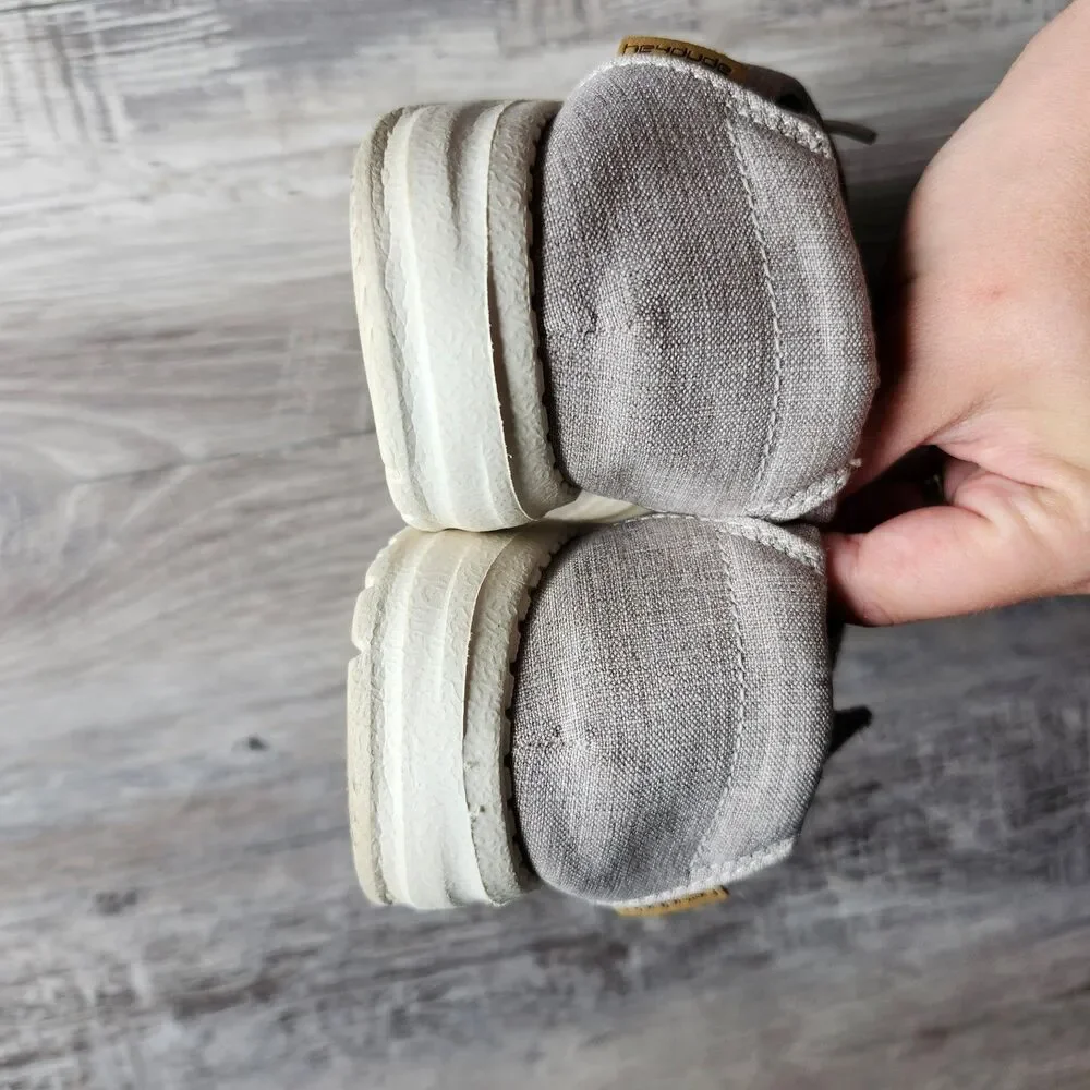 (8) HeyDude shoes
